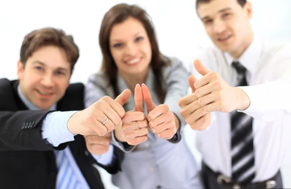 Grupo de negócios dando polegares para cima — Fotografia de Stock
