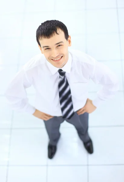 Üzletember, állandó, zárt térben mosolyogva — Stock Fotó
