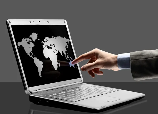 Fekete laptop világ körvonalai a képernyőn — Stock Fotó