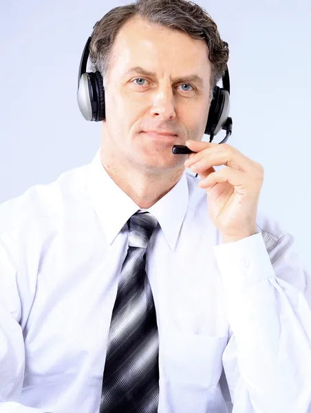 Homem de negócios usando óculos e fone de ouvido — Fotografia de Stock