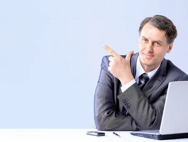 Homem de negócios agressivo com um laptop no escritório — Fotografia de Stock
