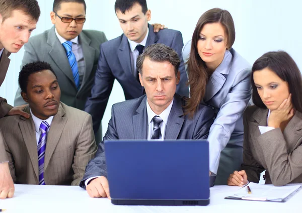 Interracial business team arbetar på laptop i ett modernt kontor — Stockfoto