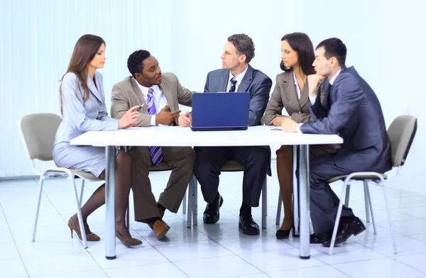 Líder com sua equipe de sucesso discutindo na sala de conferências — Fotografia de Stock