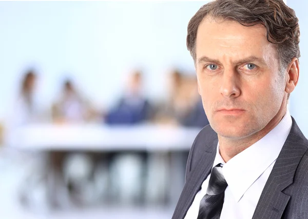 Retrato de um executivo sênior de negócios masculino olhando com confiança — Fotografia de Stock