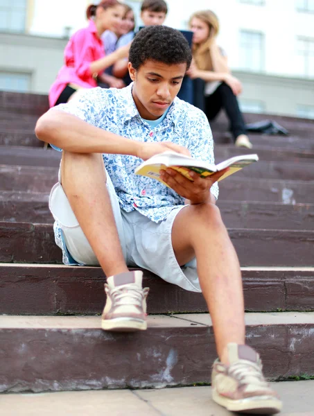 Młody człowiek czyta książki — Zdjęcie stockowe