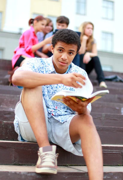Junger Mann las Buch — Stockfoto