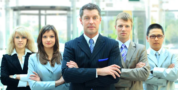 Vertrouwen volwassen zakenman met collega's op de achtergrond — Stockfoto