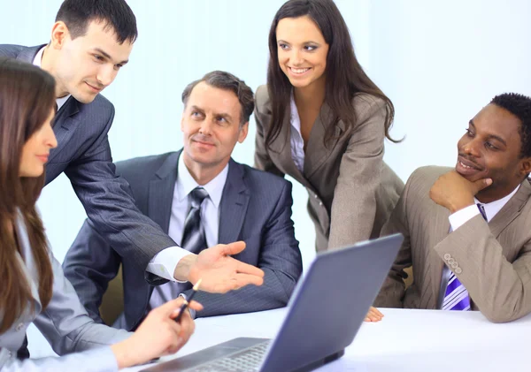 Führungskräfte multiethnischer Unternehmen bei einer Besprechung über ein Werk — Stockfoto
