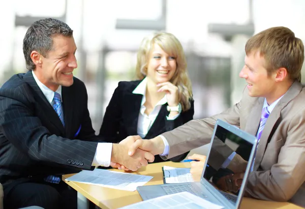 Negócios apertando as mãos, terminando uma reunião — Fotografia de Stock
