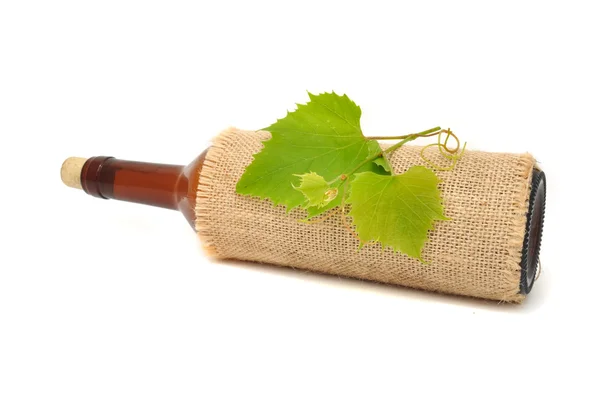 Botella de vino en saco con vid —  Fotos de Stock