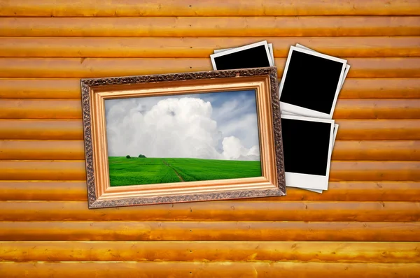 Картинка в винтажной рамке с пустыми фотографиями на фоне дерева — стоковое фото