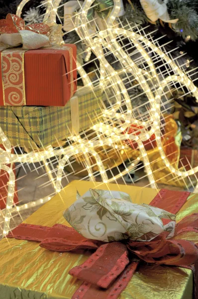 Kerstmis slee verlichting met geschenkdozen — Stockfoto