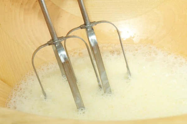 Geslagen eieren met mixer kunt — Stockfoto