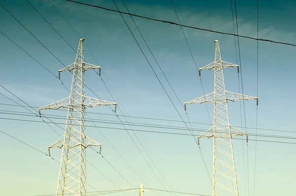 Piloni elettrici e linee elettriche — Foto Stock