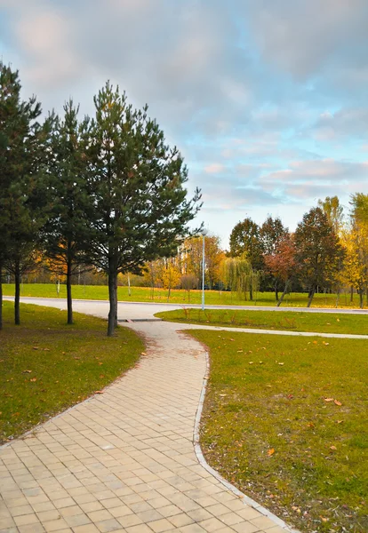 Path in Autumn Landscaped Park — Stock Photo, Image