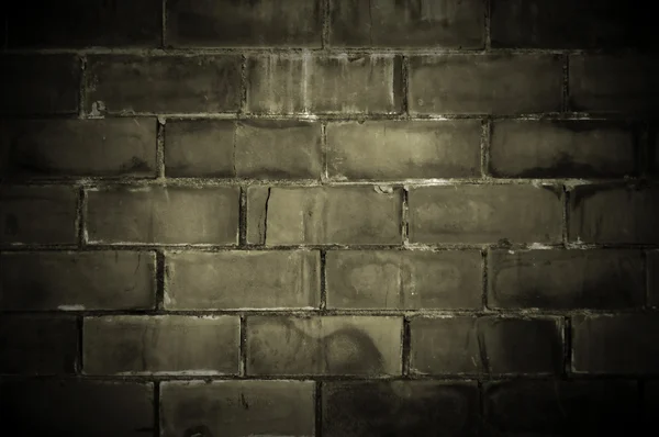 Тёмная кирпичная стена — стоковое фото