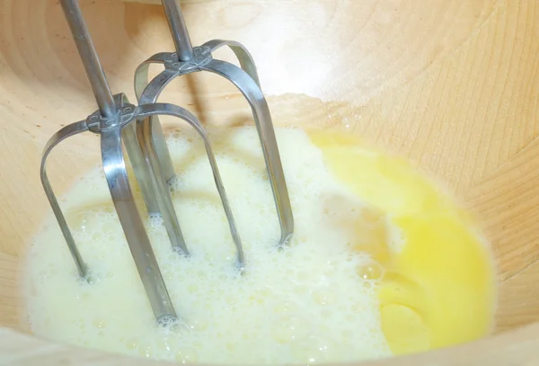 Batendo ovos com misturador elétrico — Fotografia de Stock