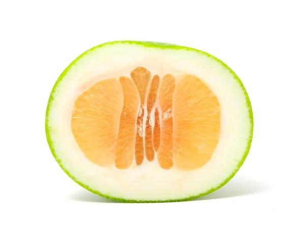 Hälften av grapefrukt isolerad på vit bakgrund — Stockfoto