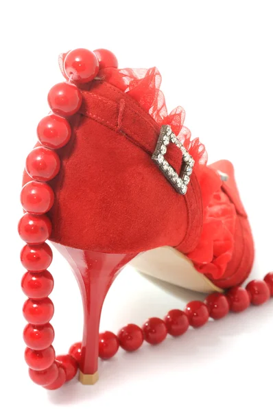Sexy rode vrouwelijke schoen en kralen — Stockfoto