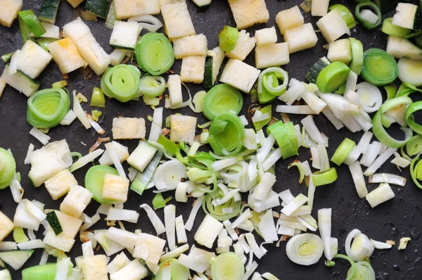 Purjolök, rotselleri och zucchini på stekpanna — Stockfoto