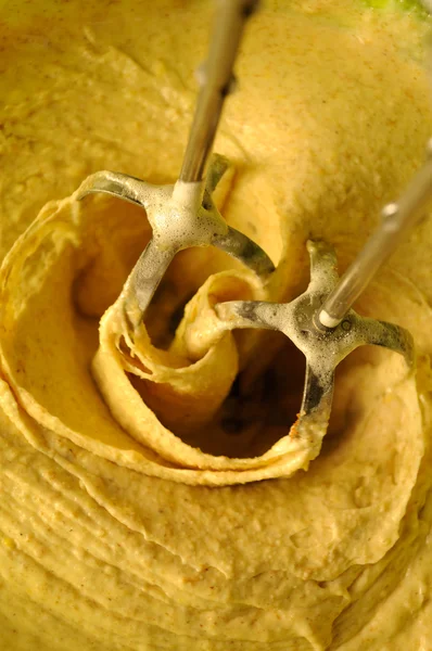Змішування тісто, зроблені з Житнього борошна — стокове фото
