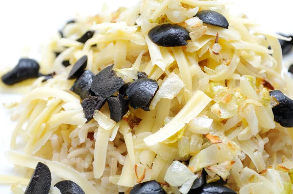 Vejetaryen Salata Ile Kahverengi Pirinç Peynir Siyah Zeytin — Stok fotoğraf