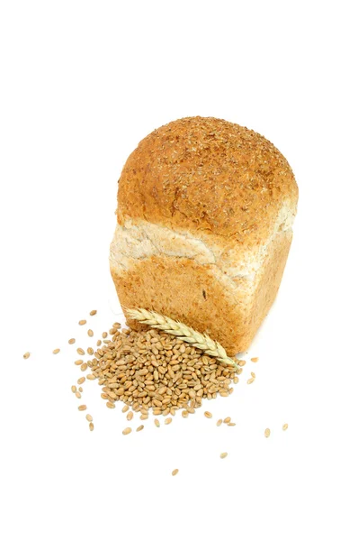 小麦の穀物と小麦の白い背景で隔離の耳とふすまパンのパン — ストック写真
