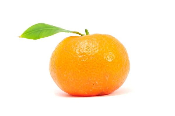 Mandarine mit grünem Blatt — Stockfoto