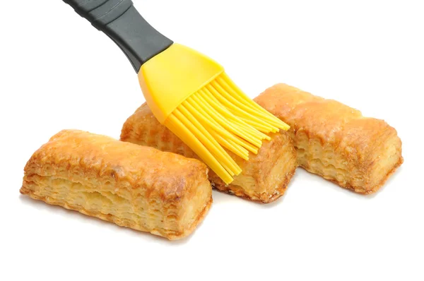 Galletas escamosas y cepillo de pastelería —  Fotos de Stock
