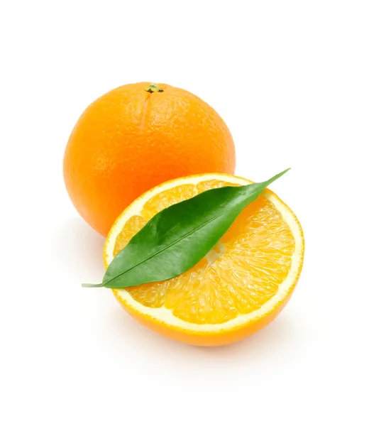 Saftige Orangen mit grünem Blatt — Stockfoto