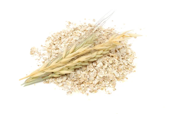白い背景で隔離の耳を持つ小麦 オート麦 ライ麦フレークの山 — ストック写真