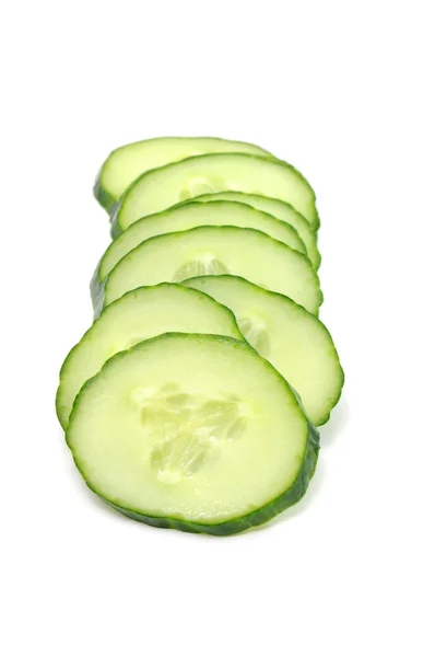 Een Gesneden Komkommer Geïsoleerd Een Witte Achtergrond — Stockfoto