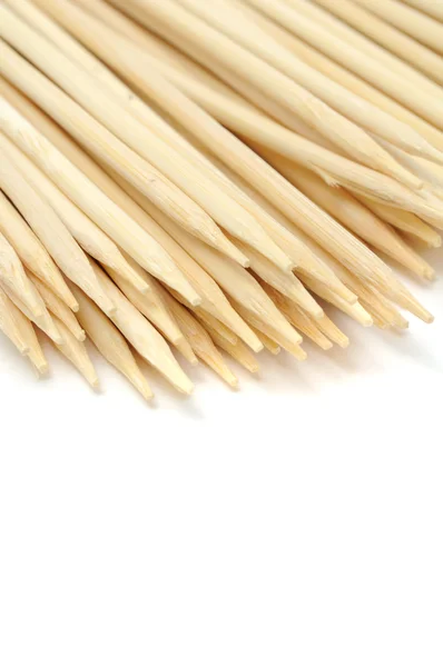Espetos de bambu em fundo branco — Fotografia de Stock