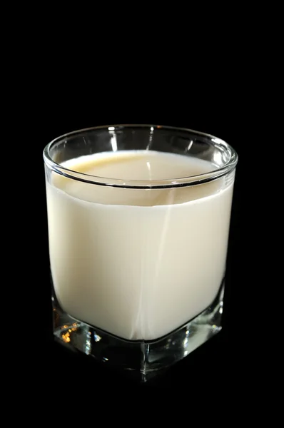 Vidro de leite sobre fundo preto — Fotografia de Stock