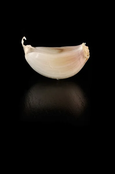 Clove of Garlic em fundo preto — Fotografia de Stock
