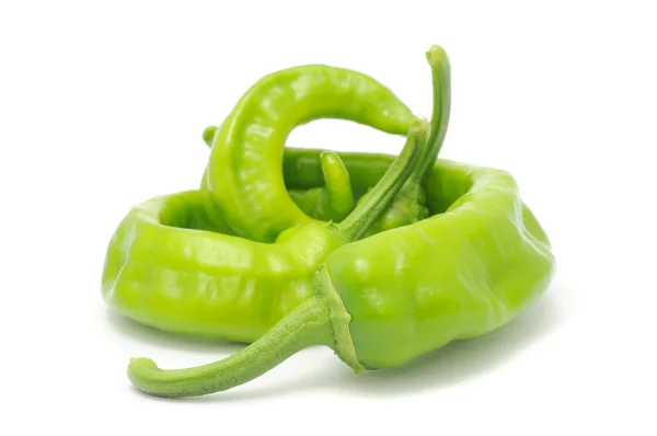 Zelené horké chilli papričky na bílém pozadí — Stock fotografie