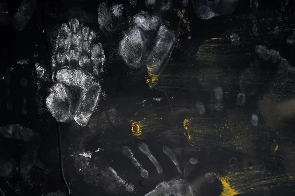 Empreintes de main sur fond sombre — Photo