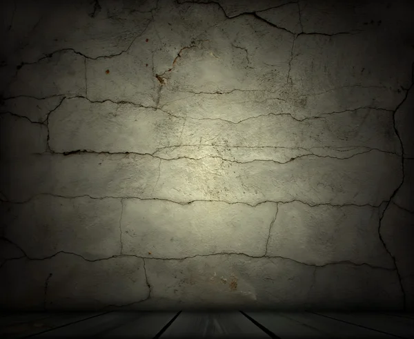 Тріщинами стіни в темних порожній кімнаті — стокове фото