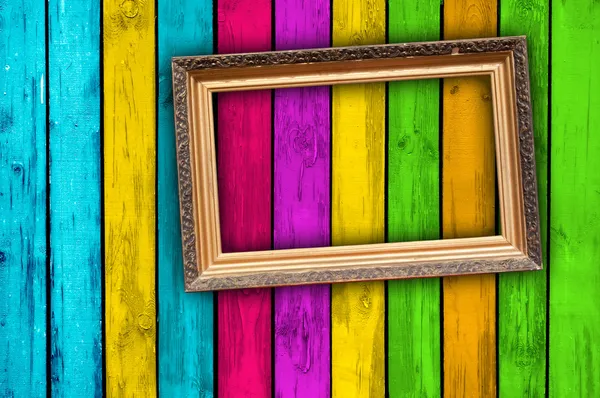 Quadro em branco em fundo de madeira multicolorida — Fotografia de Stock