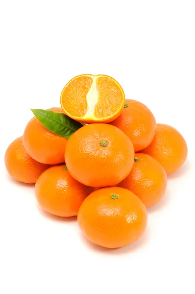 Mandarinas aisladas sobre fondo blanco — Foto de Stock