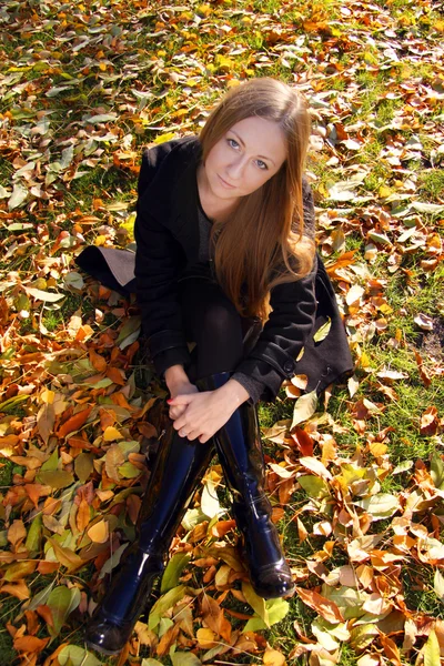 Όμορφη νεαρή γυναίκα στο πάρκο φθινόπωρο — Φωτογραφία Αρχείου