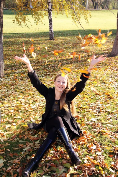 幸せな女の子の秋を投げの葉します。 — ストック写真