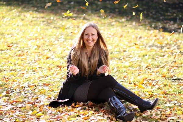 가을 공원의 아름다운 아가씨 — 스톡 사진