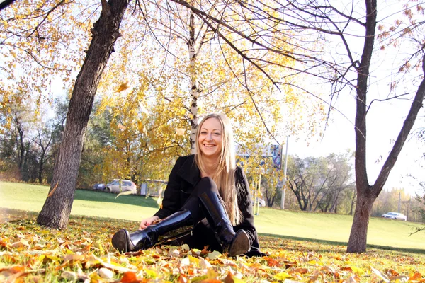 Mooie jonge vrouw in herfst park — Stockfoto