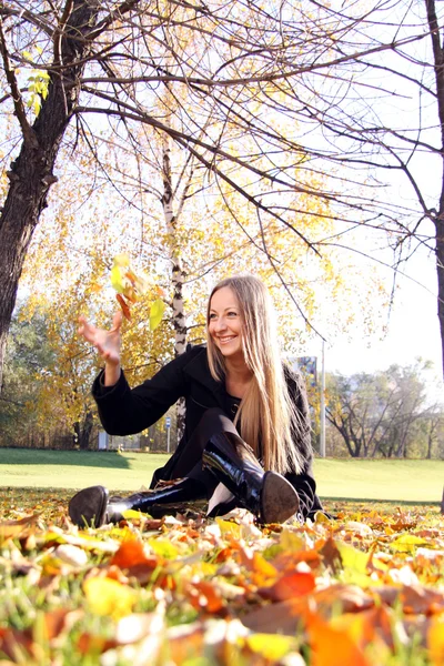 Hermosa mujer joven en el parque de otoño — Foto de Stock