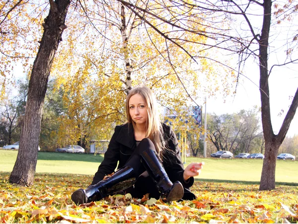 Piękna młoda kobieta w jesiennym parku — Zdjęcie stockowe