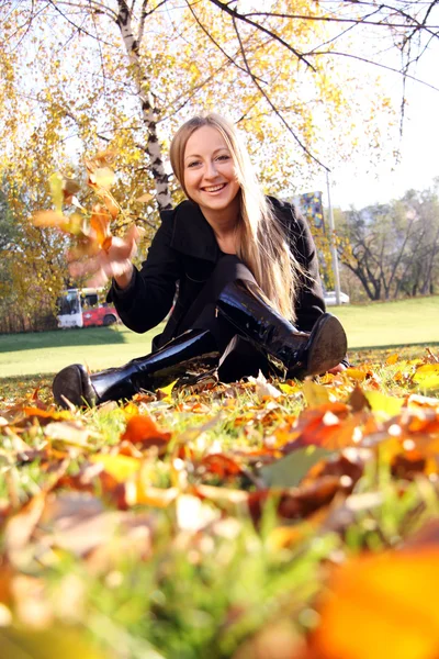Krásná mladá žena v podzimním parku — Stock fotografie
