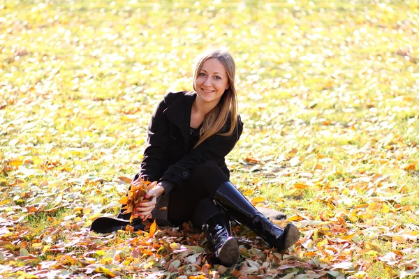 Bela jovem mulher no parque de outono — Fotografia de Stock