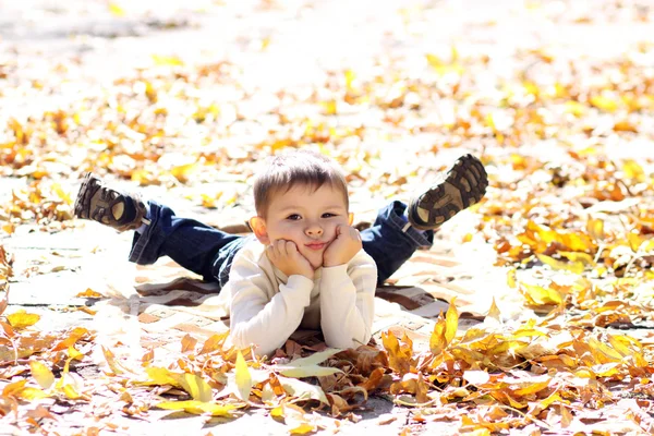 Ребенок лежит на золотом листе — стоковое фото