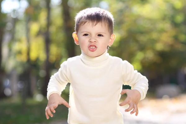 Närbild porträtt av vacker liten pojke — Stockfoto